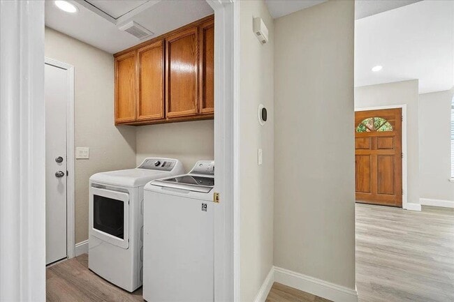 Building Photo - Updated Contemporary 3 Bed / 2 Bath Home w...