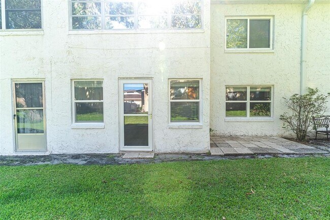 Building Photo - 1100 Martinique Dr