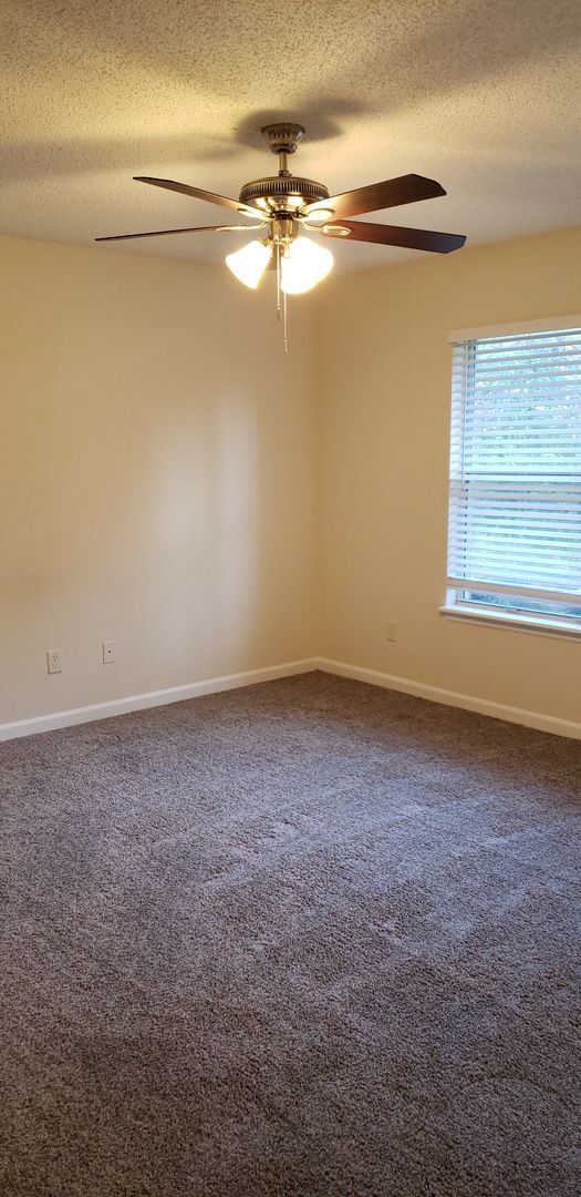 Building Photo - $1550 -3/2/1 - Fresh Everything - Move In ...