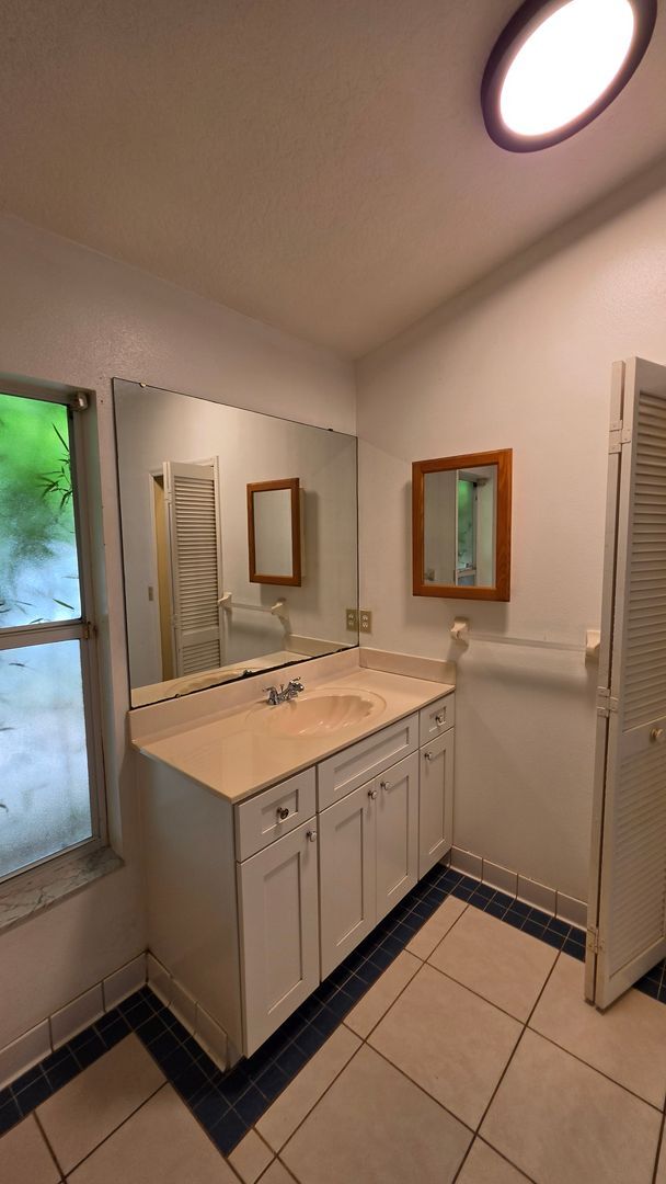 Building Photo - 3 Bed, 3 Bath, 2 Car garage.