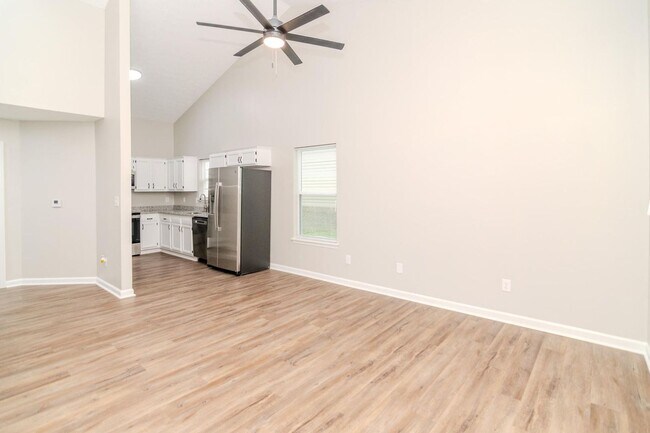 Building Photo - Beautifully updated 3 bedroom, 2.5 bath townhouse in a fantastic Lexington location!