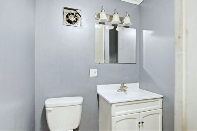 Building Photo - 1610 Court St