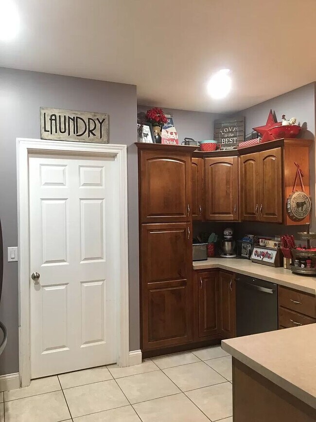 Building Photo - Beautiful 5 Bedroom 3 Bath home Sherman Il...