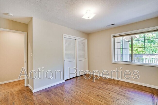 Building Photo - 290 Iris Way