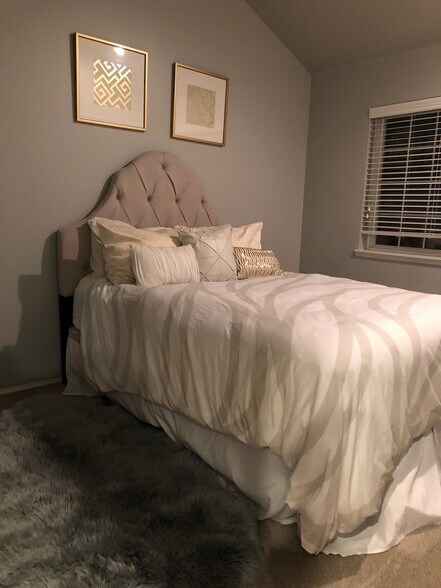 spare bedroom. - 9915 NE 124th St