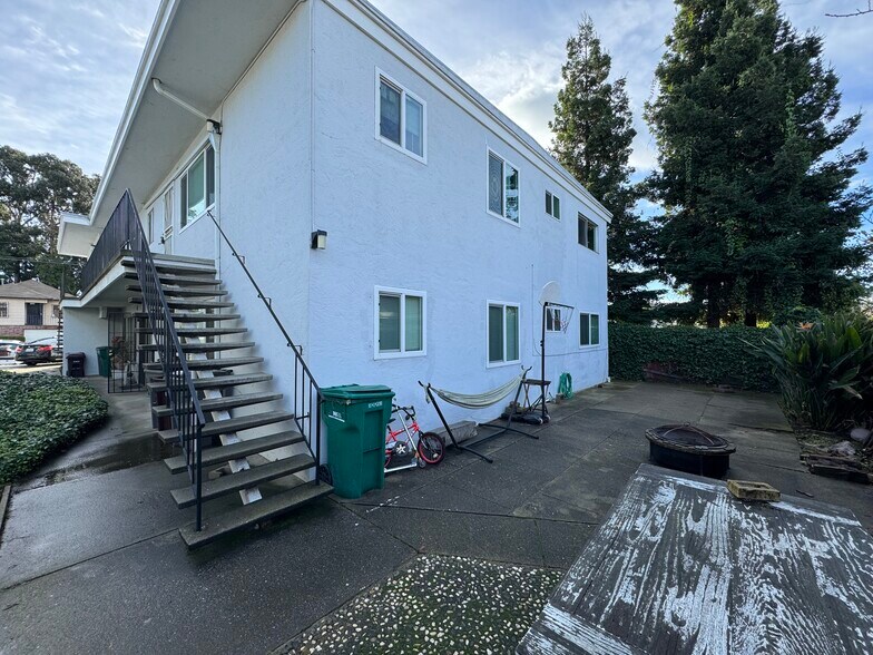 Building Photo - 2537 34th Ave