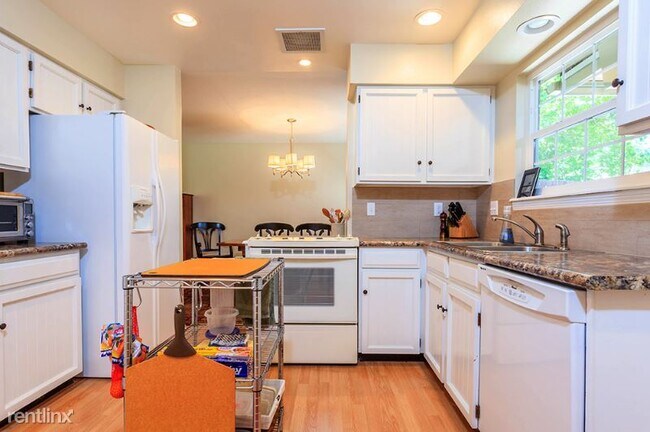 Building Photo - 4 br, 3 bath Townhome - 2851 E. Geddes Pl.