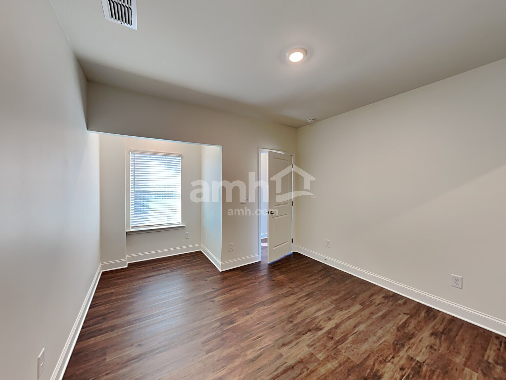 Building Photo - 455 Summit View Ct