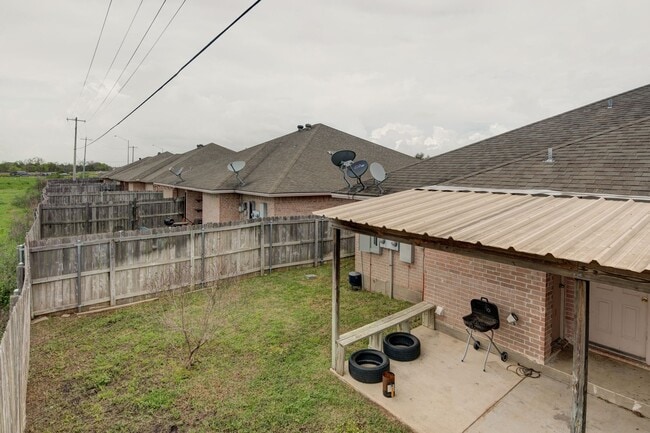 Building Photo - Beautiful 3 Bed, 3 Bath Duplex in South College Station!