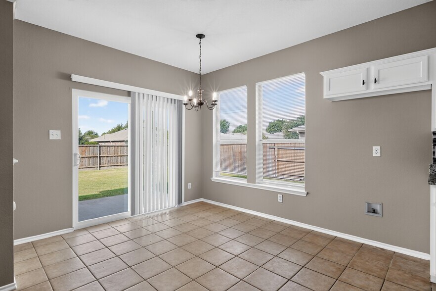 Building Photo - 217 Pinewood Trl