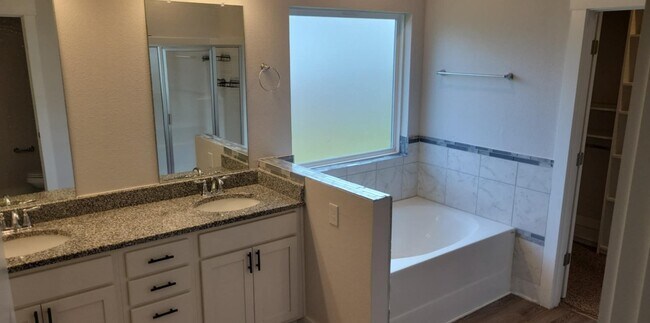 Building Photo - Spacious 4-Bedroom Home in Desirable Beula...