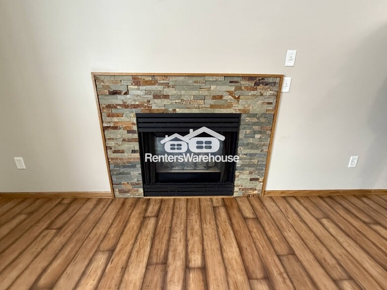 Building Photo - 6762 Gretchen Ct N