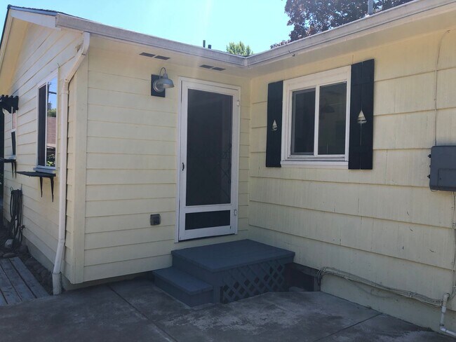 Building Photo - Live Large in the Heart of NW Corvallis!