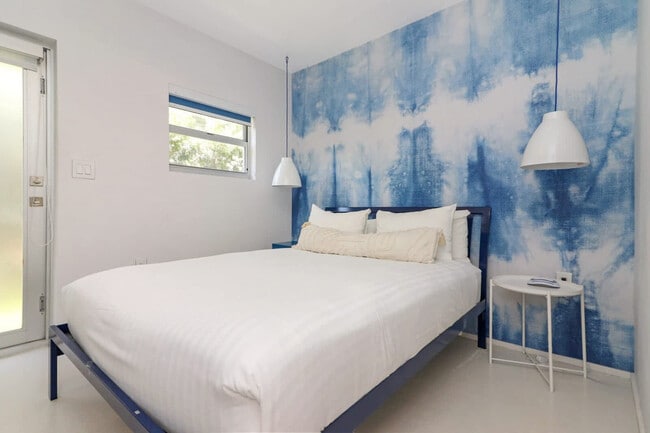 Building Photo - 250 Collins Ave