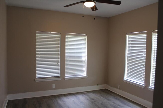 Building Photo - 23923 S Wildwood Dr