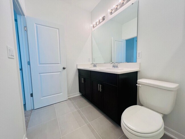 Building Photo - Beautiful 3 bedroom 2.5 bath Townhome!