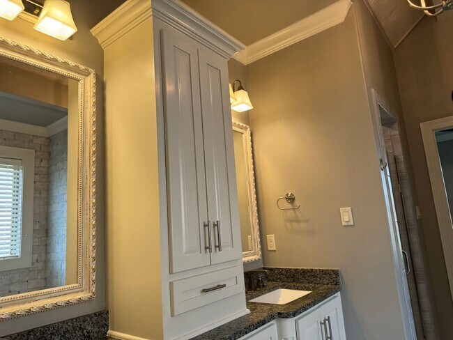 Building Photo - Gated community with community POOL!!!!