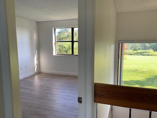 Building Photo - 281 W Park Dr