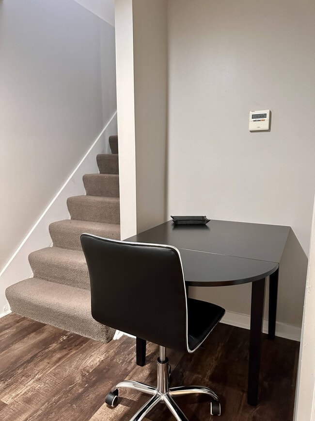 Building Photo - 736 N Throop St