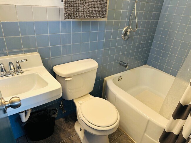 Building Photo - Furnished Studio Near Hospitals with WiFi, Cable TV and laundry