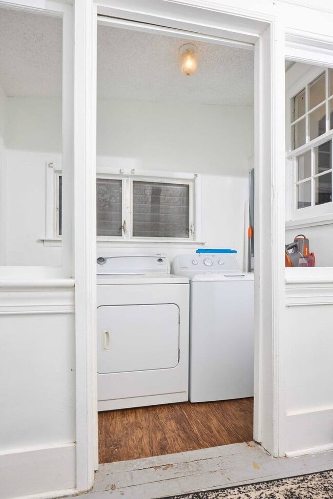Building Photo - Historic Cottage Near Memorial Hospital & Savannah State – Unfurnished Long-Term Rental
