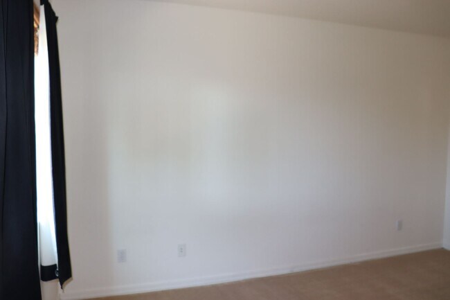 Building Photo - East Side 3 Bed 2 Bath Energy Efficient Pulte Home