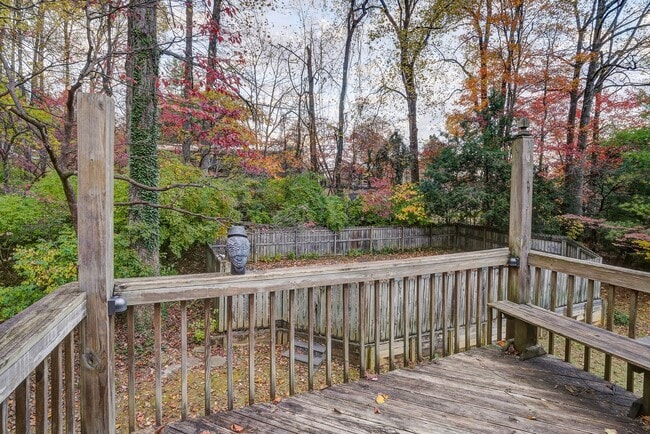 Building Photo - Large home in a beautiful setting close to all JC amenities