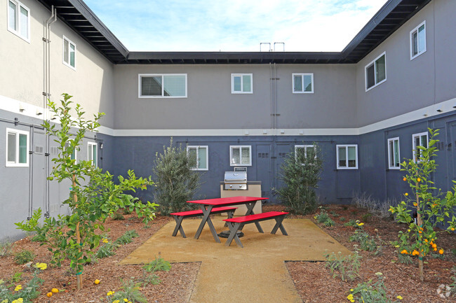 Outdoor Kitchen - Stratus Apartments CV