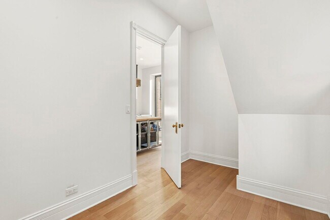 Building Photo - 1414 N Maplewood Ave