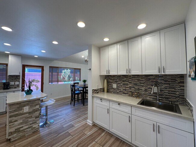 Building Photo - AVAILABLE NOW!! 3 BEDROOM 3 BATHROOM HOME IN JOSHUA TREE!
