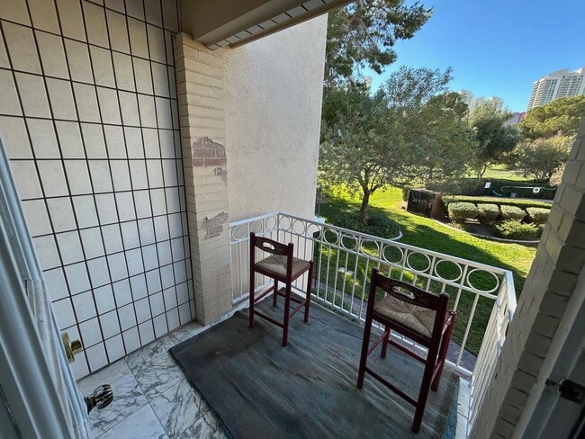 Building Photo - SPACIOUS 2 BEDROOM TOWNHOME IN LAS VEGAS COUNTRY CLUB