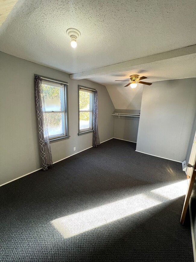 Building Photo - AVAILABLE TODAY - 3 Bedroom in East End Su...