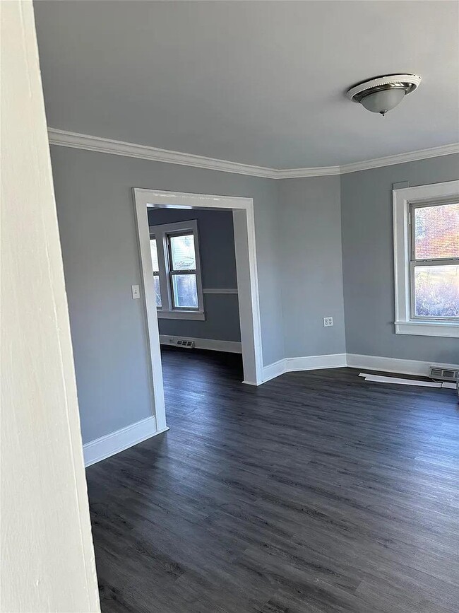 Building Photo - 13 Farries Ave