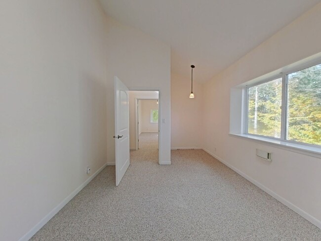 Building Photo - Huge 5 Bedroom Cabin-Style Home on 2+ Wood...