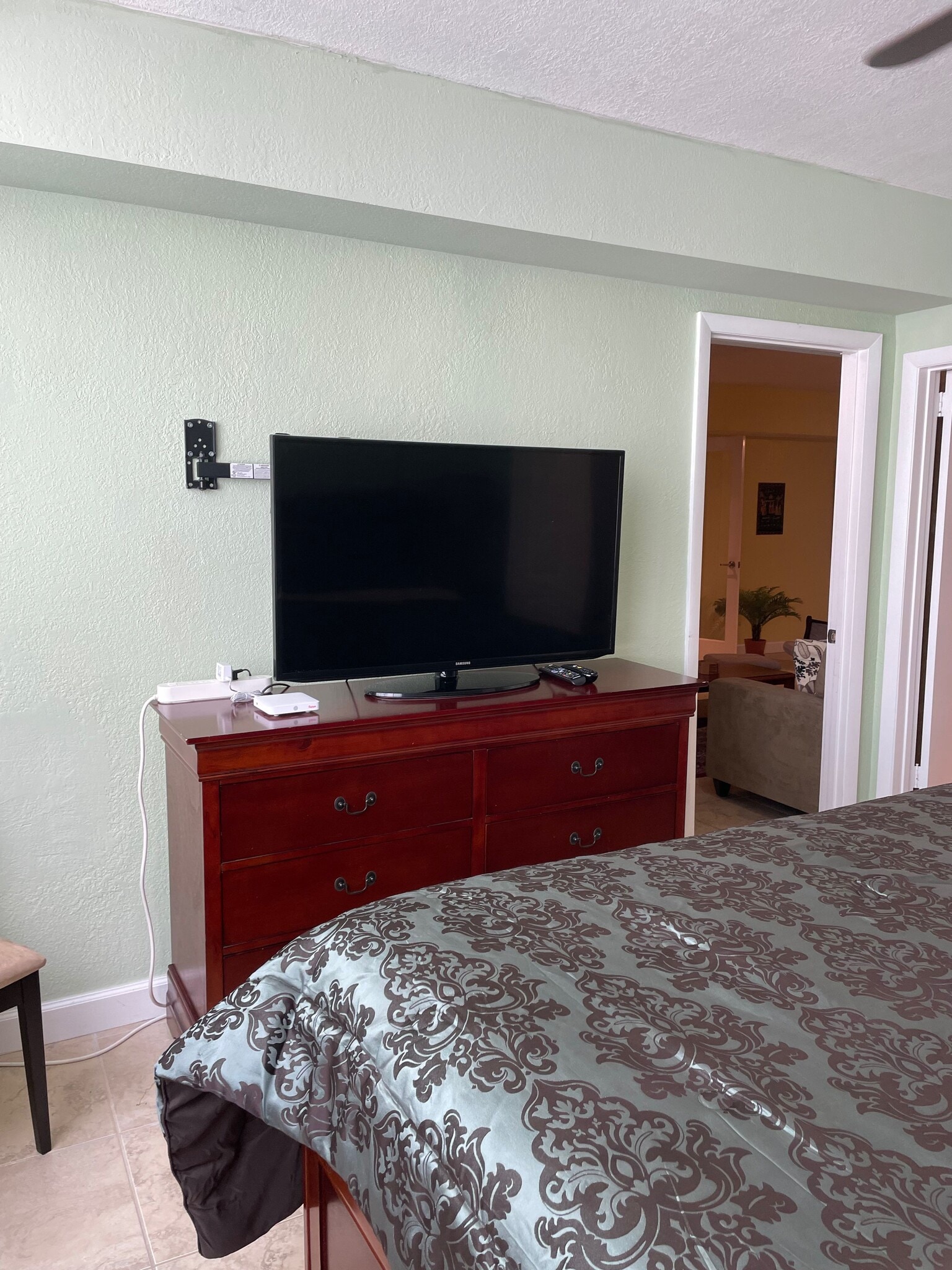 Master TV - 5005 Collins Ave