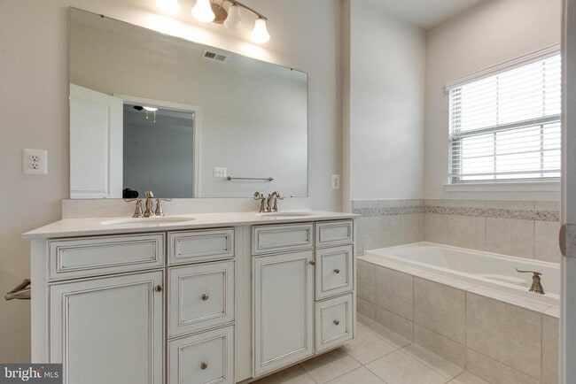 Building Photo - 7912 N Gladden Farm Way