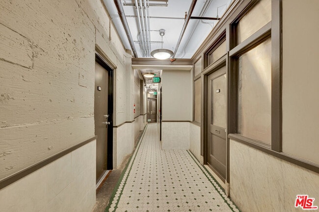 Building Photo - 215 W 7th St