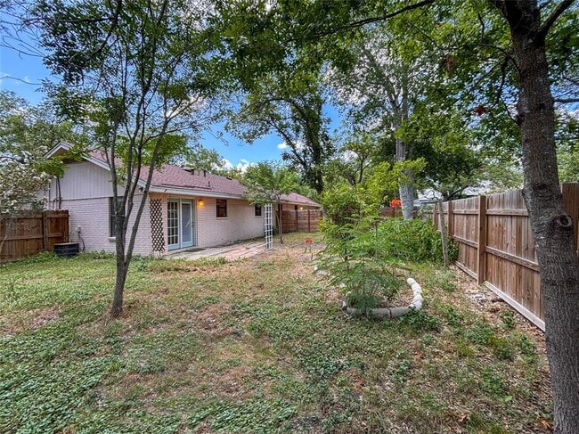 Building Photo - 406 Concho St