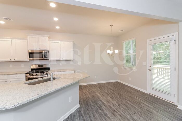 Building Photo - 305 Pinewood Dr