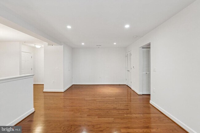 Building Photo - 4149 S Four Mile Run Dr