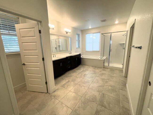 Building Photo - 5 Bedrooms Home in Russell Ranch