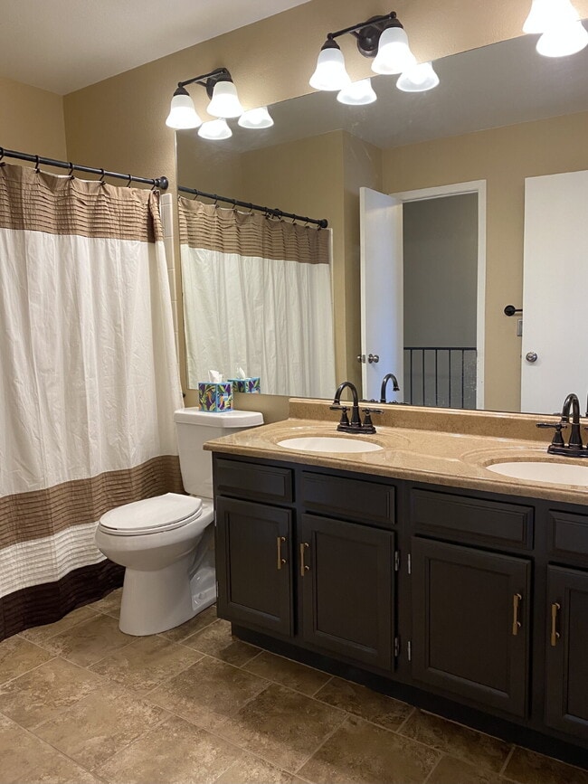 Building Photo - Beautifully updated townhome near Cherry C...