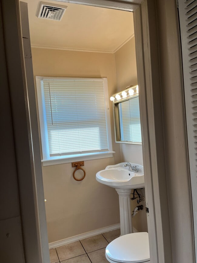 Building Photo - 75 Baldwin Ln