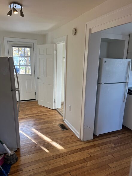 Building Photo - 15 Locust St