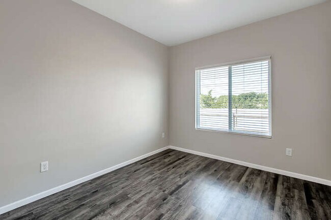 Building Photo - 1338 Azena St