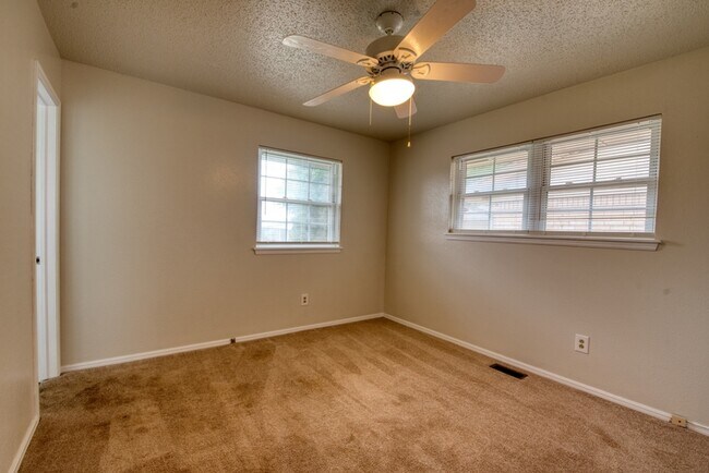 Building Photo - 301 Ellison St