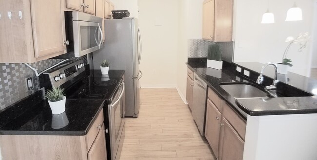 Building Photo - Beautiful 2/2 Condo x Rent @ The Registry ...