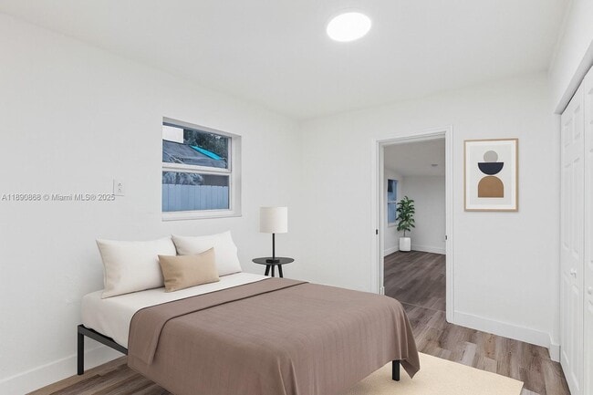 Building Photo - 724 Burlington St