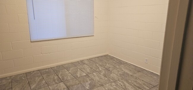 Building Photo - 4p1933