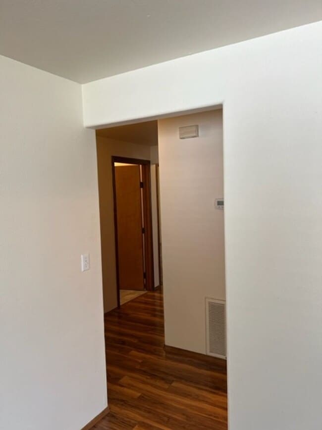Building Photo - 3 Bedroom Upstairs Condo with Garage